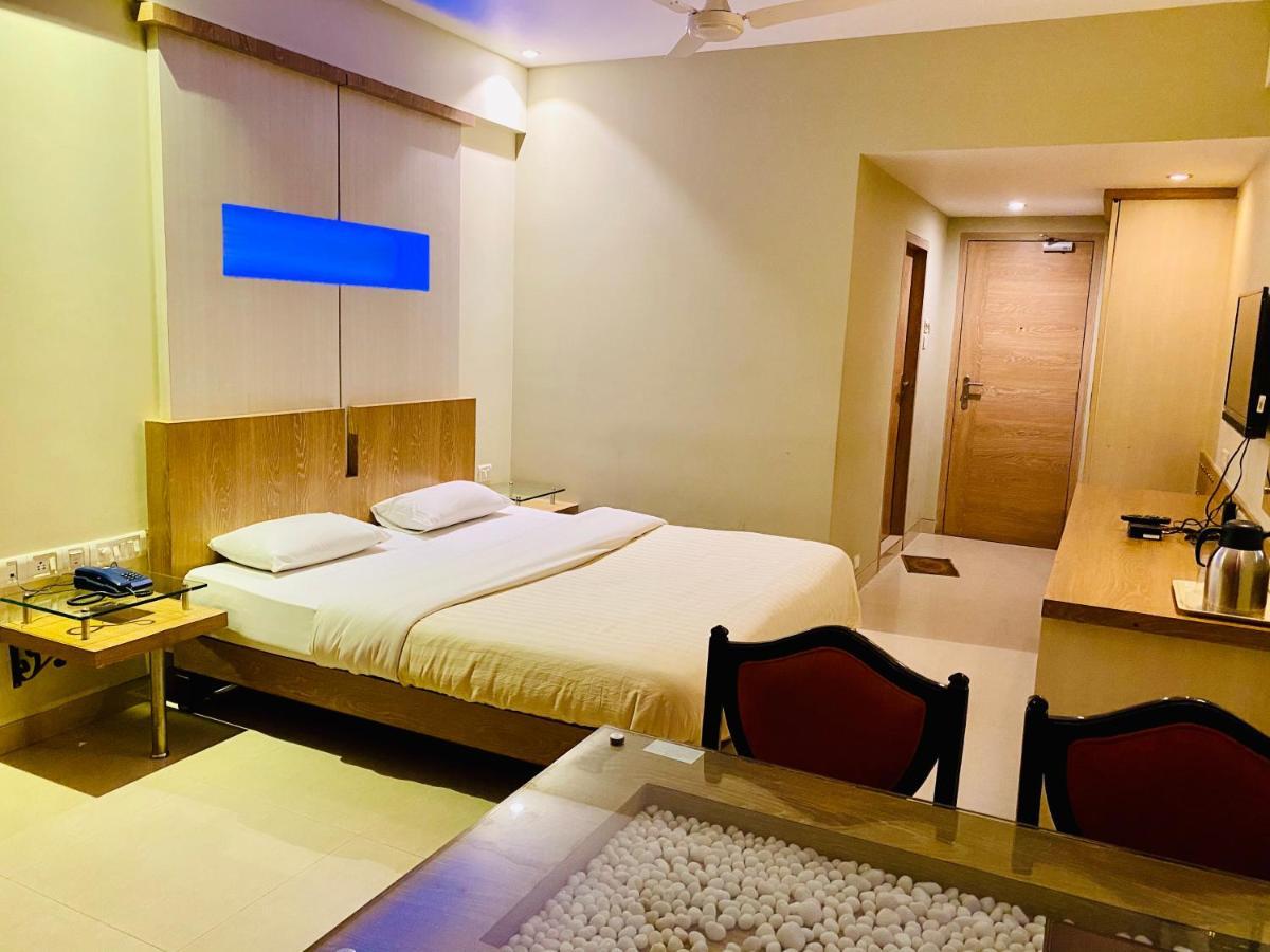 Hotel Rama Krishna ロナバラ エクステリア 写真